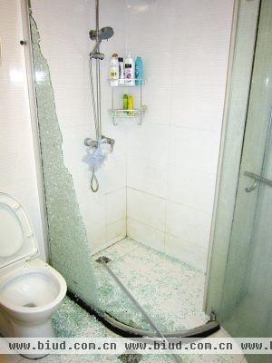 凌晨一声巨响 徐州市民家中淋浴房玻璃自爆