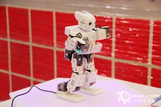 搜狐抢先看:2015AWE家电展新品-塔米机器人