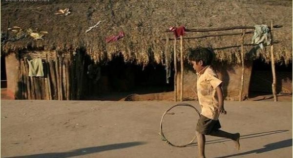 在赤贫和脏乱中穿行的印度农村:茅草屋下的生