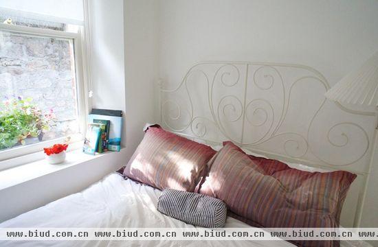 在窗外阳光的照射下，构建出宁静的午后时分感觉。床边的红花绿叶让寝室的颜色鲜活起来。