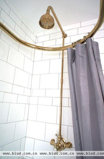 珠光紫色的隔水布，可以防止用沙发淋浴时飞溅的水花弄湿浴室，还能增添浴室的小资情调。