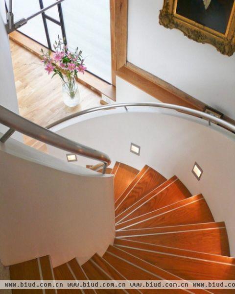 木制旋转楼梯，设计独特巧妙，完全体现出了设计者的奇思妙想，色彩搭配使得时尚感更上一层楼。
