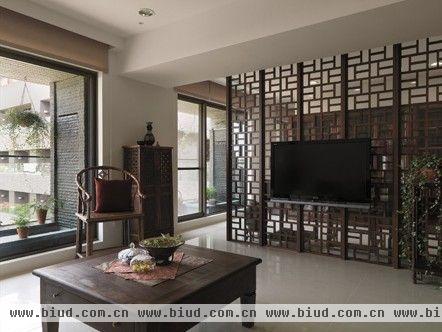将中国传统元素带入设计，电视墙装饰东方经典的窗棂格，并规划双开口的灵活动线，使得各个空间看来紧密连贯。