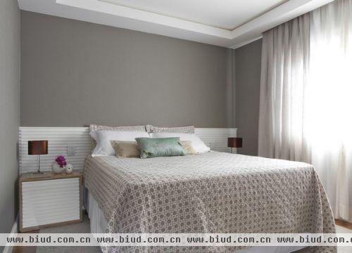 主卧灰色调壁纸显得很宁静。床头背景白色木格栅和床头柜门板保持一致，看似简单的空间到处是细节。