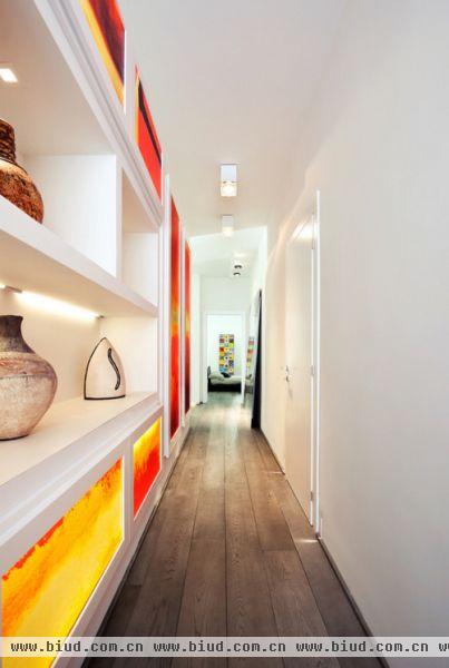 长长的走廊连接了各个房间，活泼奔放的色彩，给素雅的家居增添了一份情趣。