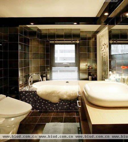 卫浴设计，很酷，很时尚，打造富有层次感的高品质家居空间。赭色马赛克的浴缸外壁，增添了几分古典。 