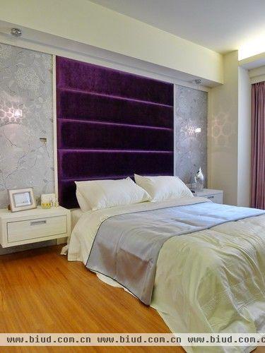 紫色绒布床头墙面于雅致主卧房里增添奢美质感。
