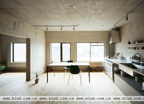 运用简单原始的材质表达空间意境，素水泥墙面上只是简单不均匀地抹上白色腻子，地面满铺松木地板，表达设计师对空间与肌理的阐释。