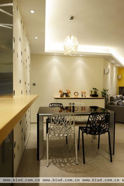 这座公寓的主色调使用了灰色和黄色，二者和谐交融，整体氛围优雅又充满活力。黑色的玻璃墙从入口处延伸到客厅，分割了空间。客厅区域与厨房相连，却又并不让人觉得紧促。在香港这样寸土寸金的地方，拥有这样一间公寓，的确是很多人的梦想。