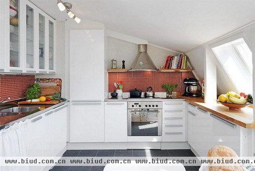 明亮宽敞的厨房，纯白的颜色布置，偶尔一点亮色搭配，一切都是那么地恰到好处。