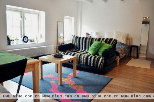 公寓内放置简单的家具，实用而且美观，让人感觉那是个小巧的单身公寓，有点麻雀虽小五脏俱全的味道。 优雅的木质地板搭配上蓝色条纹沙发，气质就由内而外地散发出来了。