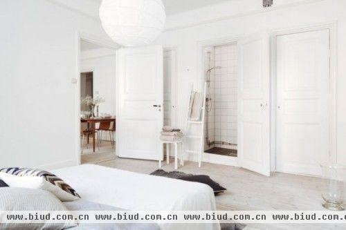 北欧居室一般崇尚简约，白色为主，白色的墙体和褐色餐桌是不变的准则。地毯带有装饰性画面，特色的家具，使得房屋不仅有简约美还有时尚感。
