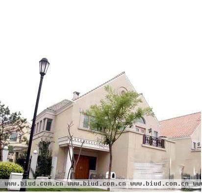 主持界泰斗赵忠祥北京城内豪掷数亿买私家别墅，光从外观看，内部装潢的奢华程度就让人浮想联翩，无可估量。