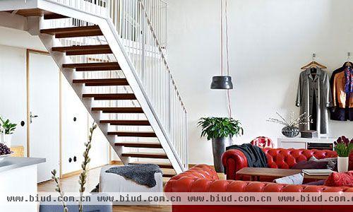空间整体配色遵循白色极简，冷静的北欧风格，红色的沙发在其中格外耀眼，特别是这个有巨大窗户的客厅，工业感十足的滑动门和房中随处可见的温馨角落。 