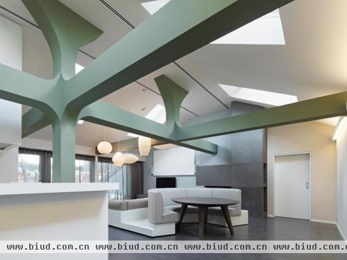 超强纵深感的天花板设计，给了客厅更大的空间感。