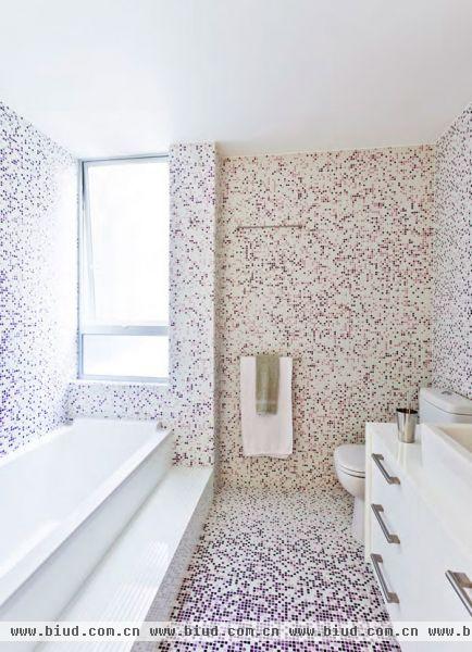 在浴室内, 马赛克瓷砖由深变浅渐渐向窗边亮起, 令照明看起来更加充足。