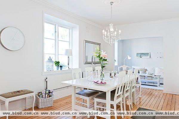 再小的房子也需要功能齐全，而简约经典的瑞典当代住宅风格总能让小房子也有大空间。我喜欢厨房，餐厅和会客室连续性的开放布局，白色的餐桌椅和儿童房中那几点跳跃的色彩。