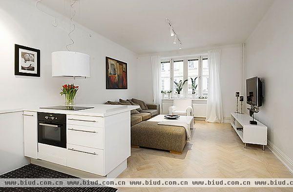 居住面积仅46平米的小公寓，鲜明的黑白色调与高效率平面布局，又一精致的小户型家居范例。
