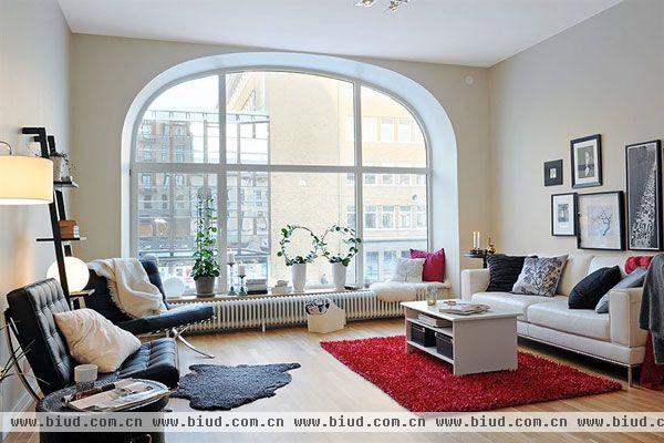 73平米的小户型公寓，在一个始建于1906年的石头建筑中，拥有独特的拱形大落地窗，设计延续Alvhem一贯的经典瑞典风格