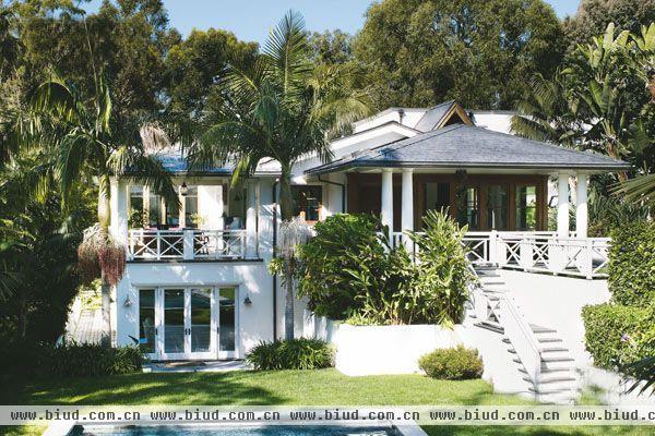 位于马里布的这座被棕榈树环绕的白色庄园式别墅反衬出他内心的另一面——平静、祥和、贴近自然。