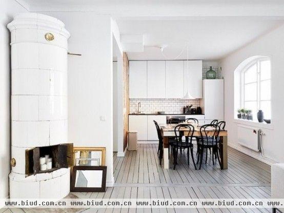 这是一套北欧家居风格的小户型公寓，空间不大但是非常舒适，尤其适合现代女生居住。简单的木地板，部分墙面直接用墙砖装饰，而厨房更有一面木结构墙，整体简洁大方。