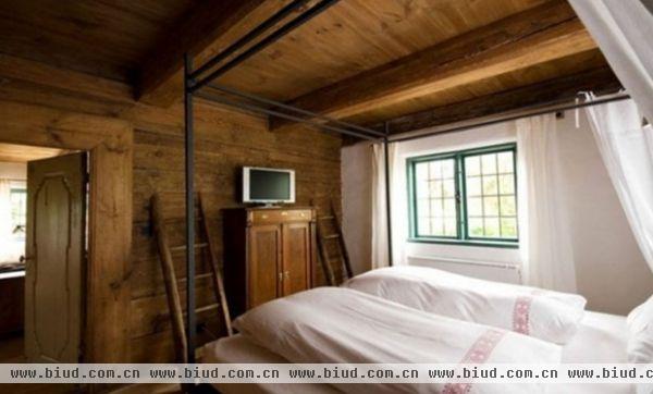 复古的卧室，方形框的床架和木质的天花让人想起了古时候的豪宅。
