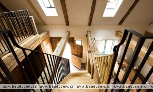 精致的跃层必须有的精致华美的楼梯，黑色和原木色的搭配很有庄重的感觉。
