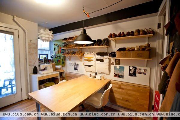 这是一间工作+居住一体的SOHO结构，1间卧室，1间浴室和1间办公室。便宜的家具和饰品，DIY项目以及小型手工鞋陈列区，整套公寓的氛围是温馨而充满创造性的。