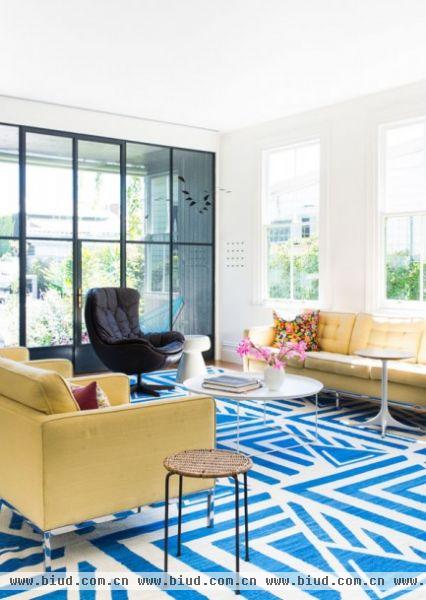 整套房子的配色非常出彩，充满生活情趣，蓝色的地毯，多彩的被套，奶油色沙发，黑色橱柜，白色窗纱，让人心动不已。 客厅超大的落地玻璃窗，可以充分享受澳洲的阳光，多么惬意的一套房子。