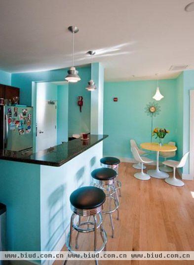 看腻了经典的白色、米色、黄色，你可有勇气接受碰撞色感受新的视觉效果？这套案例正是以蓝、绿、黄三种明显的对比色装饰88平的两居小家。客厅摆放了原木茶几和收纳柜，配上土黄色布艺沙发，复古情调即可体现。半开放式厨房设计了时尚小吧台，现代化灯具和家具在明亮的蓝色墙渲染下显示出一种清新宁静的氛围。卧室选用纯粹绿色做墙面装饰色，和原木床头柜搭配出春天活力的感觉。此外，诸多角落里散放着民族小饰品，给生活增加一点异域小情调。