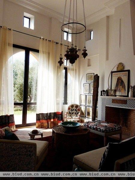 在软装方面，也体现了摩洛哥风格的随意性，但基调是协调和舒适，悬挂的布艺更让整体的风格刚中带柔、柔中带刚。 