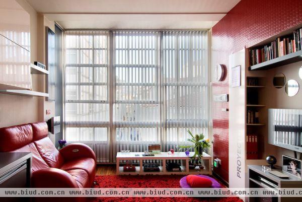 之前介绍过不少北欧风格家居设计，白色洁净却冰冷，所以这次换换口味，看看热情的红。来自西班牙摄影师 Santos-Díez 的个人网站，一个充满红色的紧凑小公寓。
