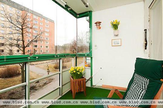 阳台上的绿色清新让人感觉是一个充满绿色植物的庭院。