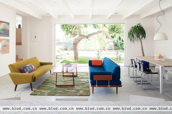 房子本身朴素现代，通过主人收藏的家具与艺术品将空间点缀精彩，无论是色彩与样式都带着温馨与时尚共存的感受。 