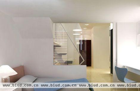 门片采用拉门设计，可完全收进墙面，加上与扶梯之间以清玻璃材质作为隔屏，铺陈明亮穿透、简洁宽阔的视觉语汇。