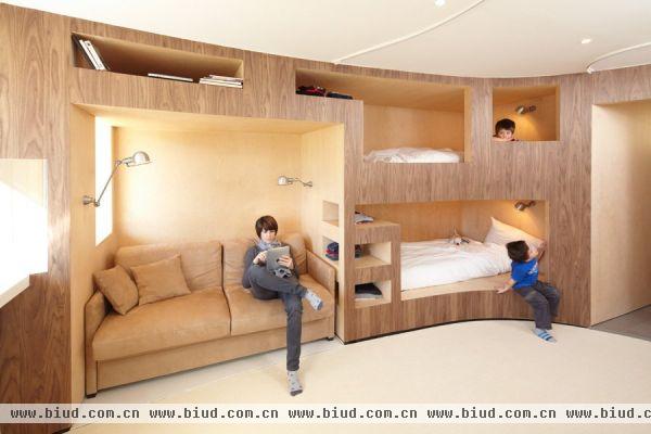 在现有一间卧室的情况下增加一间卧室并保证在55平米的面积内拥有8张独立的床位。觉得不可能是吧？但是他们做到了，让我们看看h2o Architects的整体设计是如何做到的！