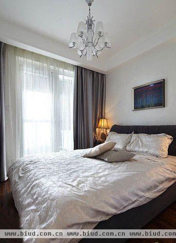 简单的卧室设计，没有多余的装饰，也没有复杂的颜色，简简单单才最适合。