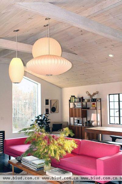 房子位于美国纽约州卡茨基尔山区，房屋经过主人Jeff Madalena与Jason Gnewikow的重新改造整个气氛焕然一新，清新朴素，温馨典雅……