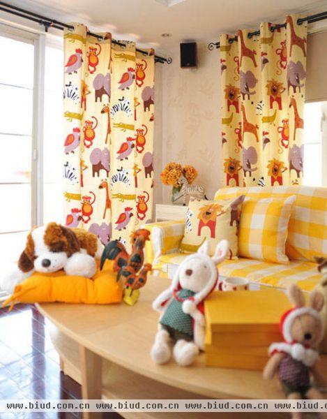 宝宝房间选择了宝宝最喜欢的浅黄色，搭配上可爱的动物图案，增强了灵动性。 