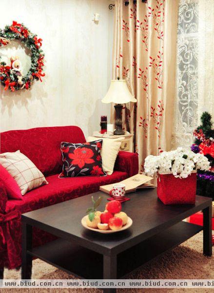 最爱的红沙发套，配上丁香花蔓，别致极了。窗帘也与沙发呼应，选择有红色点缀的窗帘。 