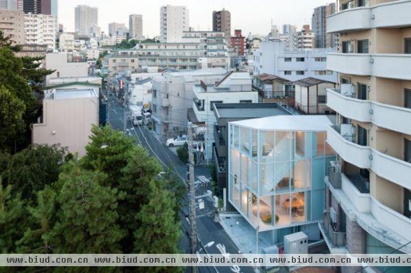 在日本这样一个地震多发地带，人口越来越密集，房屋也是越来越别出心裁，更加适合大众的喜爱。纯白色为主的基调，让人心旷神怡，一个个有设计感的家具搭配，却倒是麻雀虽小，五脏俱全。
