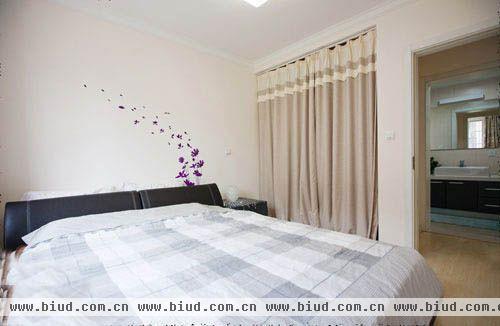 卧室很简单，也很舒适，蓝白条纹的床单，加上简单气质的墙纸，别有一番风味。