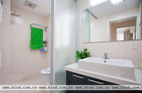 浴室设计地也很适合，干湿分离给清扫的时候省了很多麻烦，平常也不会太脏乱。