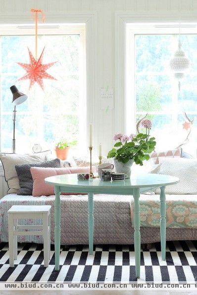 北欧风格的客厅设计，通常以浅色系为主，白色、米色、浅原木色是最普遍的颜色。而材质则崇尚自然，喜欢木、藤和纱麻布品等，所使用材质