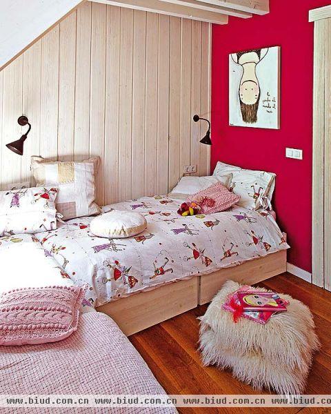 粉红色小床，这是所有女孩子的浪漫情感，大红色的墙体搭配上艺术感十足的挂画，一切都是那么美好。