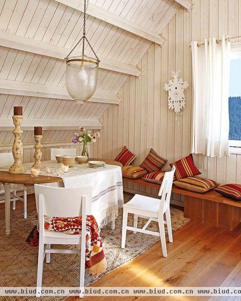 白色，永远是一个不会错的颜色，白色的桌椅感觉十分清新舒适，是个温暖的小家。