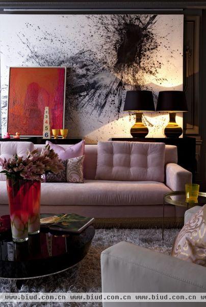 极具艺术感的墙面设计，搭配上纯色沙发，艺术的档次和韵味就立马上升了一个档次。
