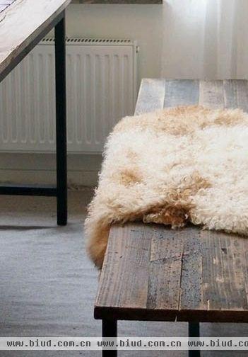 没有奢华的家具布置，只是简单的木制家具搭配上舒适的羊毛地毯，便是一种别样的风味。