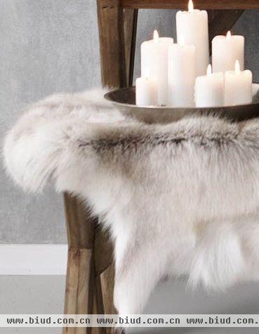 温暖舒适的羊毛，看上去就给人暖洋洋的视觉感受，配上纯白的蜡烛，反而有一种清冷的感觉。