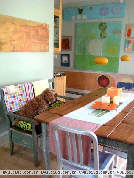 餐厅，家具略显旧，但在色彩的修饰下，很显舒适。原木与布艺的搭配，非常不错。